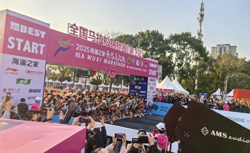 參賽選手沖出起跑線。 人民網(wǎng)記者 楊磊攝