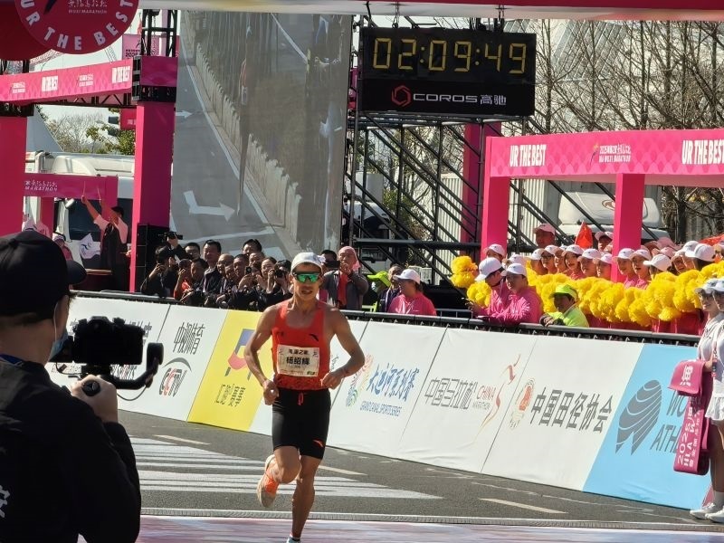 楊紹輝通過(guò)比賽終點(diǎn)。 人民網(wǎng)記者 楊磊攝