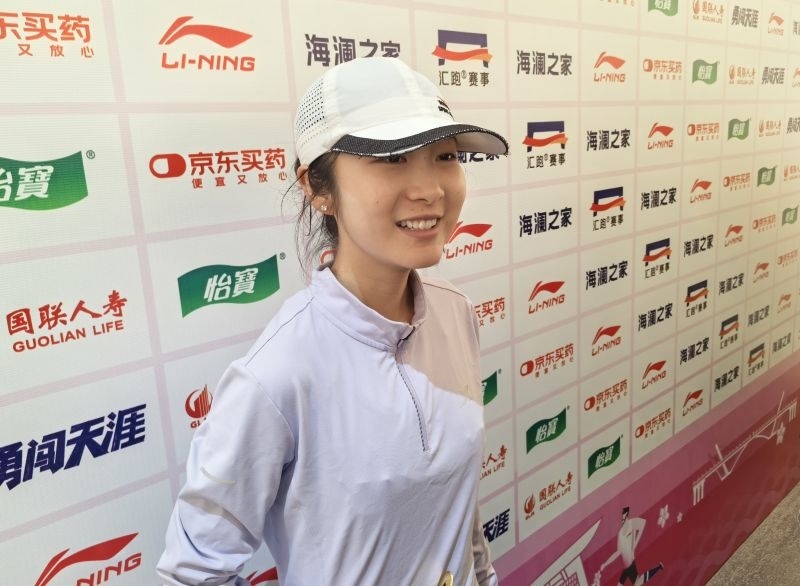 徐冰潔賽后接受采訪。 人民網(wǎng)記者 楊磊攝