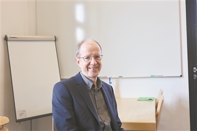 德國物理學(xué)會主席、雷根斯堡大學(xué)凝聚態(tài)物理學(xué)家克勞斯·里希特教授。駐德國記者 李山攝