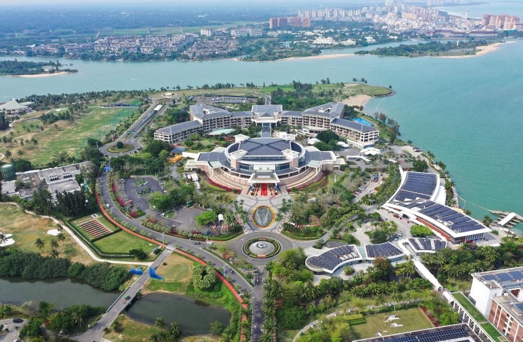 這是3月21日拍攝的博鰲亞洲論壇國際會(huì)議中心（無人機(jī)照片）。新華社記者 郭程 攝