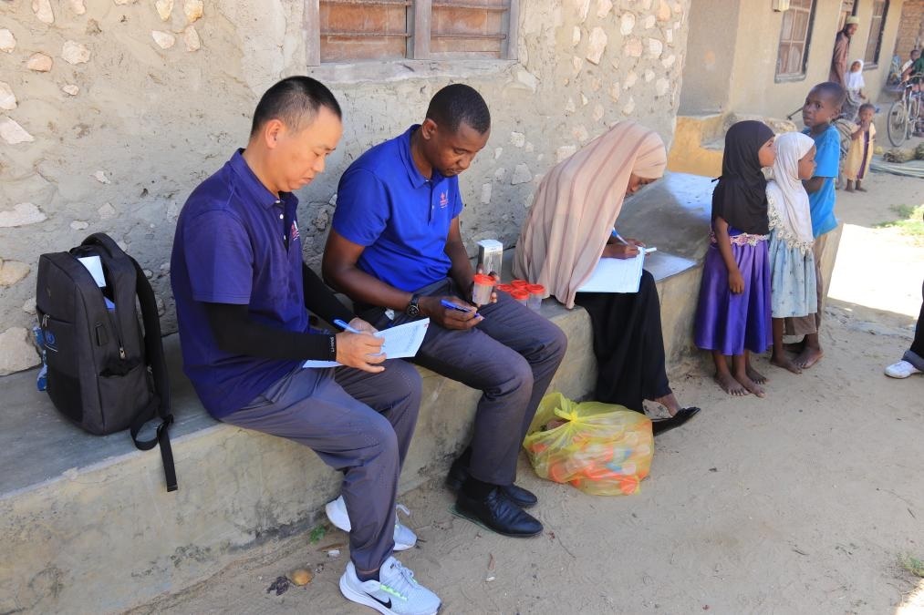 專家組指導(dǎo)非方疾控人員開展疾病篩查工作。專家組供圖