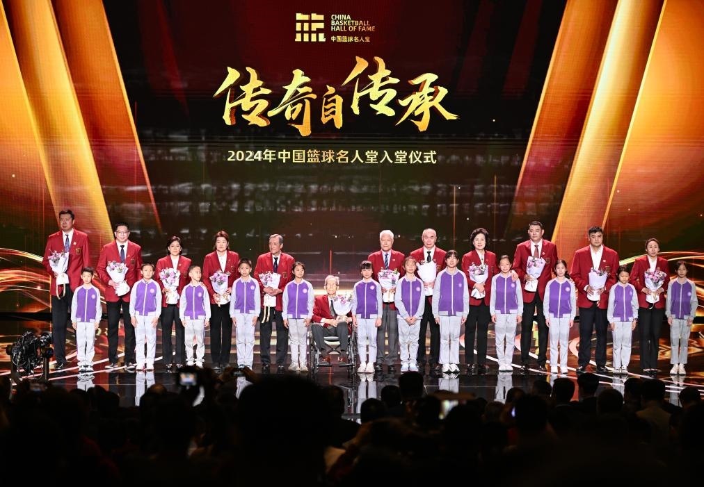 3月23日，在場的各屆中國籃球名人堂入堂人物在入堂儀式上合影留念。新華社記者 陳鐘昊 攝