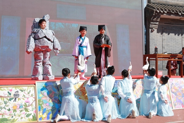 展覽開幕式上，府學學子上演情景劇《鵝池》。府學胡同小學供圖