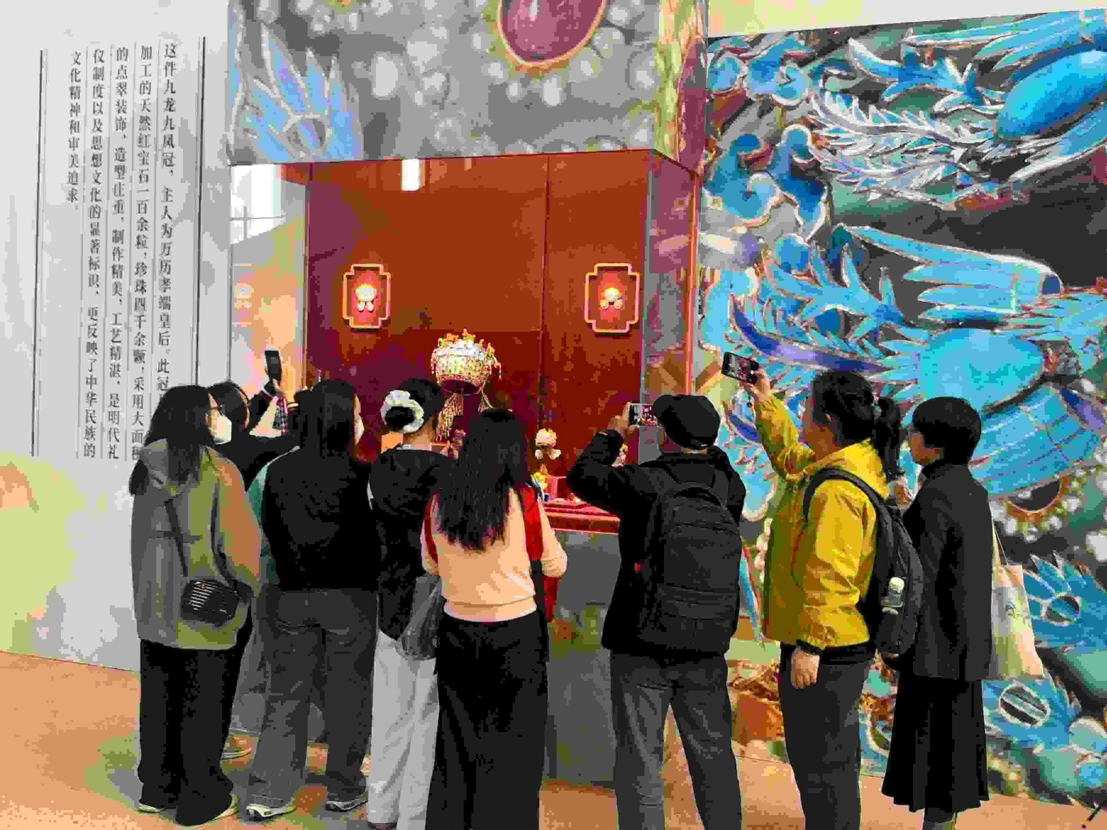 觀眾參觀國博鳳冠系列文創(chuàng)產(chǎn)品。人民網(wǎng)記者 劉穎穎攝