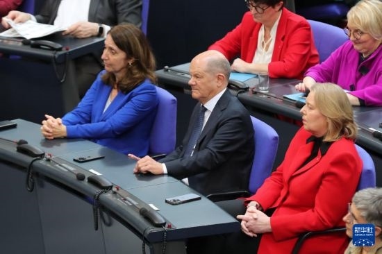 3月25日，在德國柏林，朔爾茨（中）出席新一屆德國聯(lián)邦議院首次全體會議。新華社記者 杜哲宇 攝