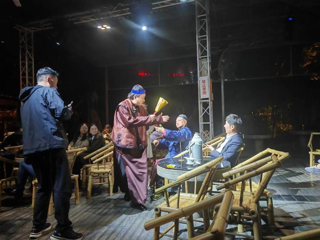3月24日，《鶴鳴傳奇》在四川省成都市人民公園鶴鳴茶社演出。新華社記者 張海磊 攝