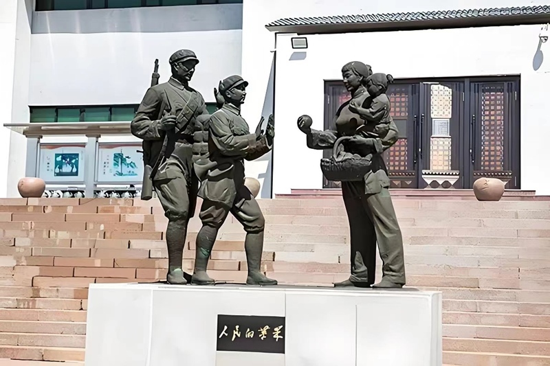 錦州蘋果廉政文化展覽館前的《人民的蘋果》主題雕塑。（由遼沈戰(zhàn)役紀(jì)念館供圖）