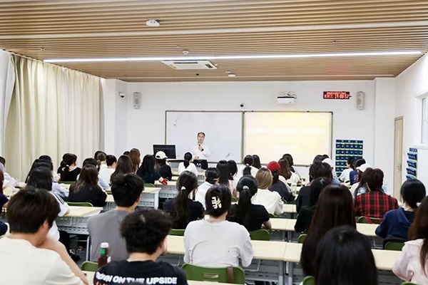 深圳職業(yè)技術大學黨委副書記、校長許建領為學生授課。學校供圖