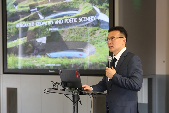 李興鋼院士做題為《勝景幾何》的主旨報告?；顒又鬓k方供圖