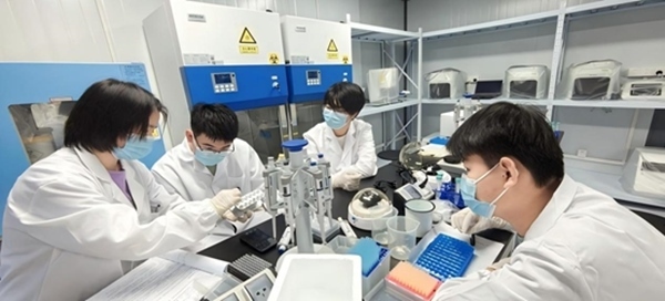 “個體基因解密實驗”預(yù)實驗課堂。東華大學(xué)供圖