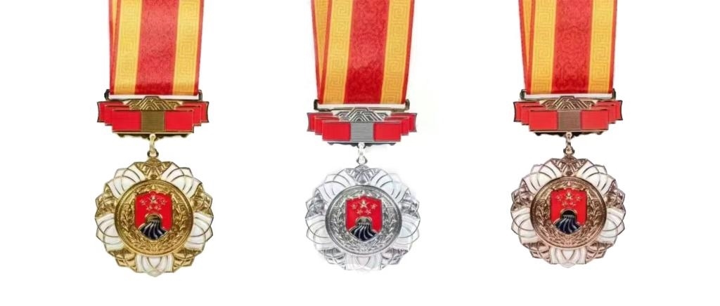 圖為戍守邊疆金質(zhì)、銀質(zhì)、銅質(zhì)紀(jì)念章。（國家移民管理局供圖）