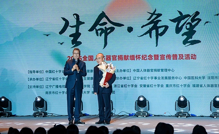 中國(guó)紅十字會(huì)副會(huì)長(zhǎng)白巖松在現(xiàn)場(chǎng)采訪“人民英雄”張定宇教授。主辦方供圖