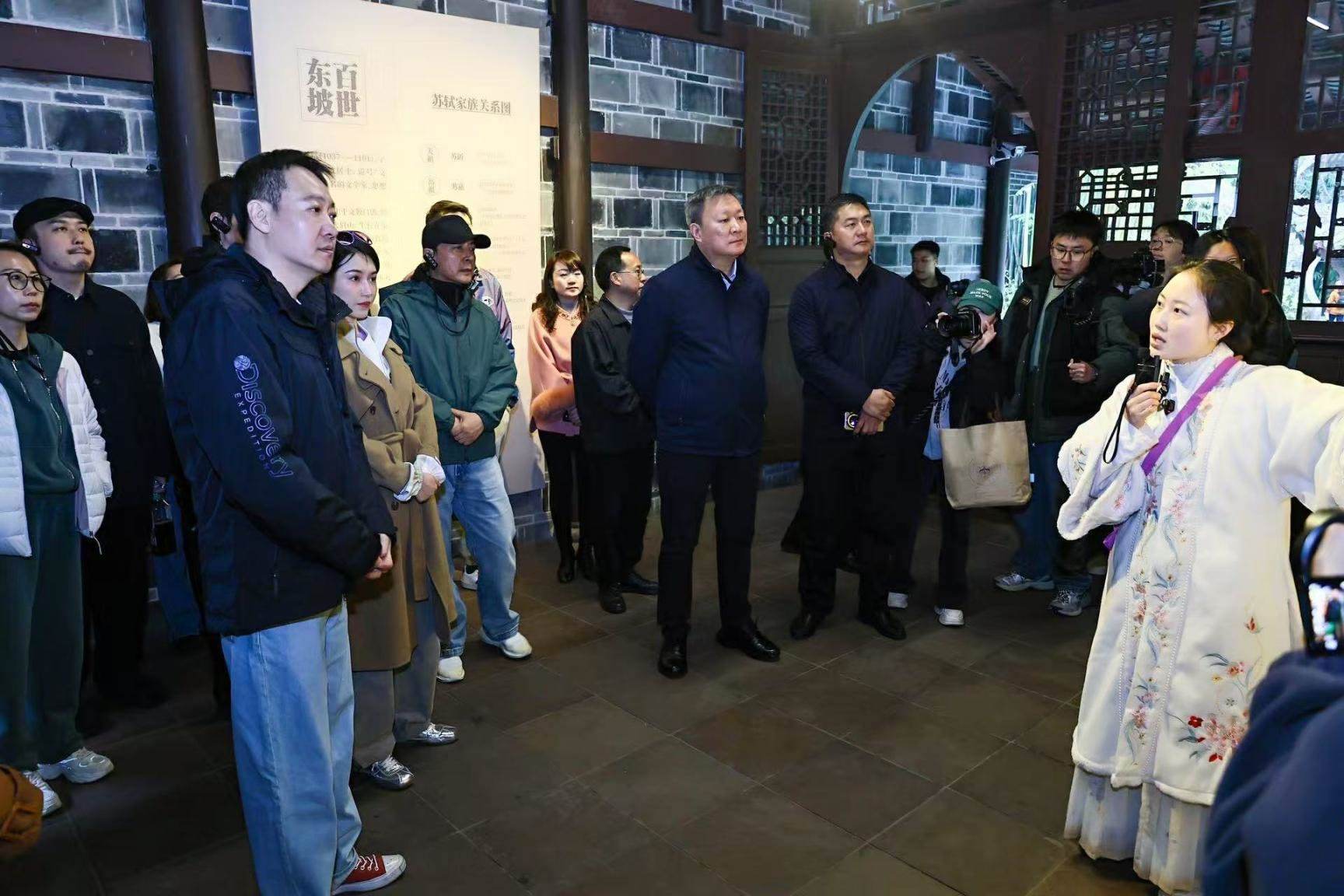 《蘇堤春曉》劇組在眉山三蘇祠參觀學(xué)習(xí)。受訪者供圖