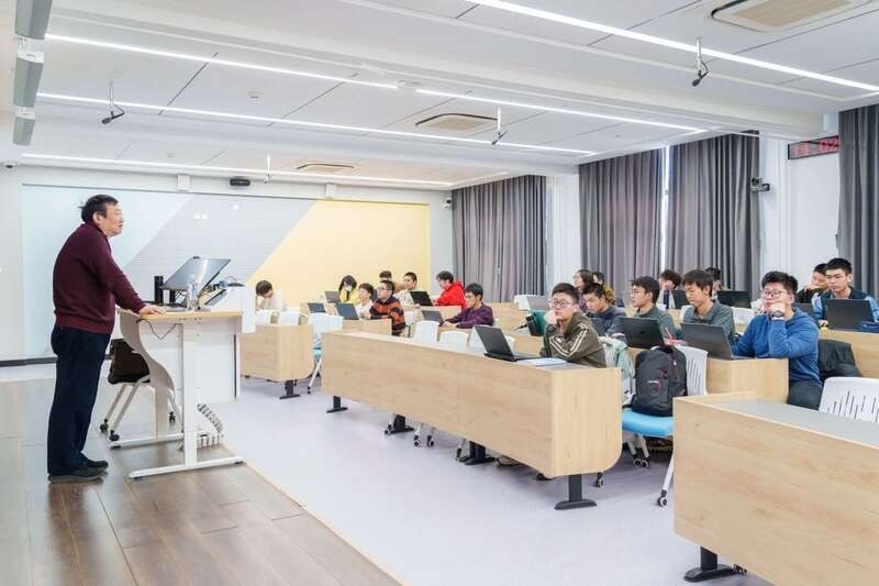 北航面向全校本科生開設(shè)《人工智能導(dǎo)論》通識必修課。校方供圖