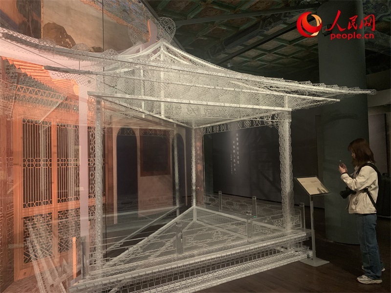 游客在故宮博物院參觀展覽。人民網(wǎng)記者 韋衍行攝