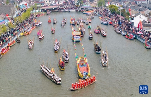 ?4月4日，選手在參加茅山會船盛會（ 無人機照片）。?新華社發(fā)（顧繼紅 攝）