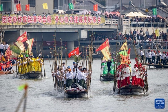 ?4月4日，選手在參加茅山會船盛會。新華社發(fā)（湯德宏 攝）