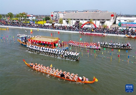 4月4日， 選手在參加茅山會船盛會（無人機照片）。新華社發(fā)（顧繼紅 攝）