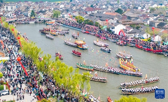 4月4日，選手在參加茅山會船盛會（無人機照片）。?新華社發(fā)（周社根 攝）