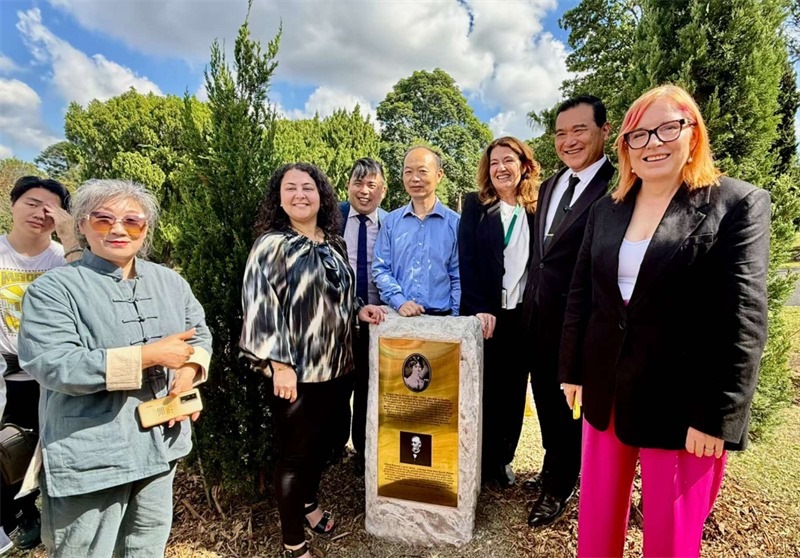 3.紀(jì)念碑揭幕。