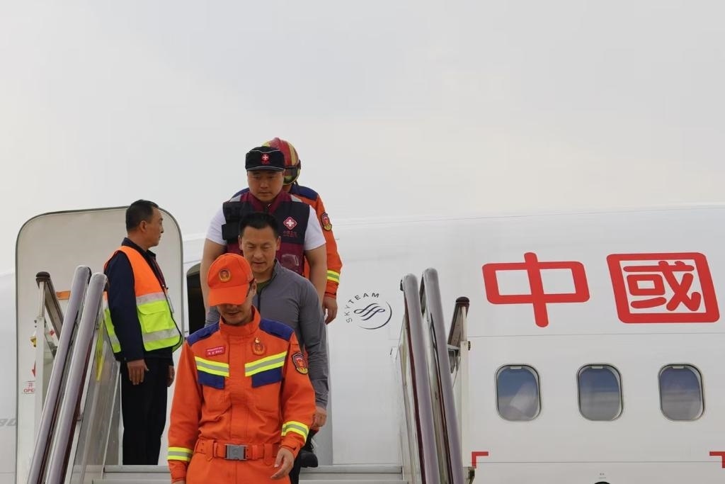 4月6日，在云南省昆明長水機場，中國云南救援醫(yī)療隊抵達昆明。新華社記者 高詠薇 攝