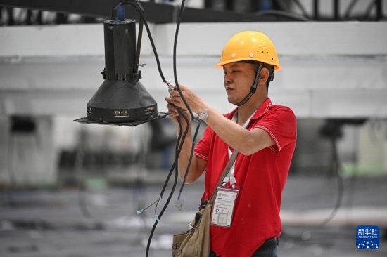 4月4日，工作人員在海南國際會展中心內布設燈光。