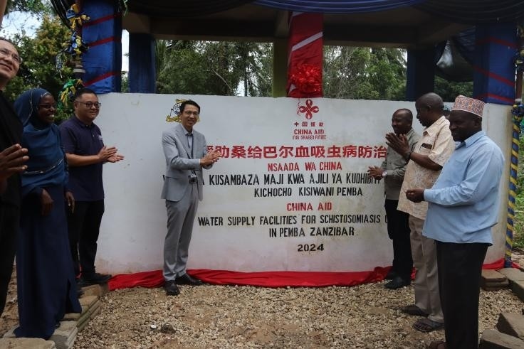 中國援助桑給巴爾血吸蟲病防治技術(shù)項(xiàng)目安全供水工程揭牌儀式日前在當(dāng)?shù)嘏e行。 施亮攝