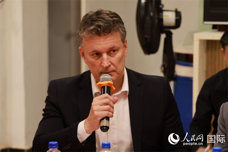 巴西中國友好協(xié)會(huì)主席恩里克·達(dá)諾布雷加在座談會(huì)上致辭。人民網(wǎng)記者 陳海琪攝