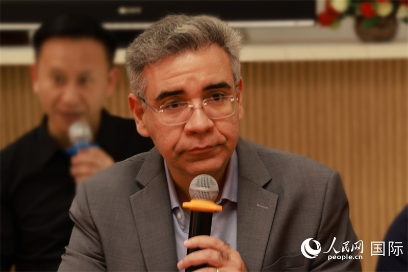 巴西弗魯米嫩塞聯(lián)邦大學(xué)教授、中國問題專家埃萬德羅·卡瓦略在座談會(huì)上致辭。人民網(wǎng)記者 陳海琪攝