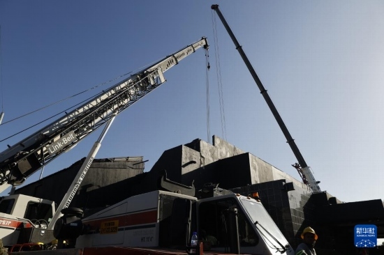  4月8日，救援人員在多米尼加首都圣多明各的夜總會屋頂坍塌事故現(xiàn)場工作。新華社發(fā)