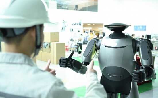 在廣汽研究院，人形機(jī)器人團(tuán)隊(duì)的周仁義在演示GoMate機(jī)器人互動(dòng)功能（新華社記者 鄧華 攝）