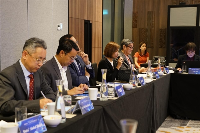 《南洋商報(bào)》總編輯羅依薇（左四）進(jìn)行致辭。林俊揚(yáng)攝