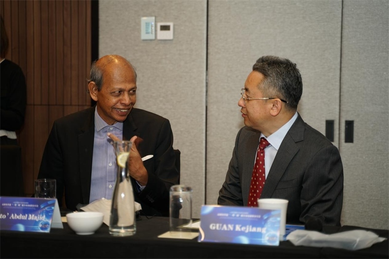 分享會(huì)現(xiàn)場(chǎng)，中方記者同與會(huì)代表進(jìn)行友好交流。林俊揚(yáng)攝