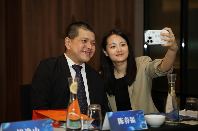 分享會(huì)上，中方記者同與會(huì)代表合影留念。林俊揚(yáng)攝