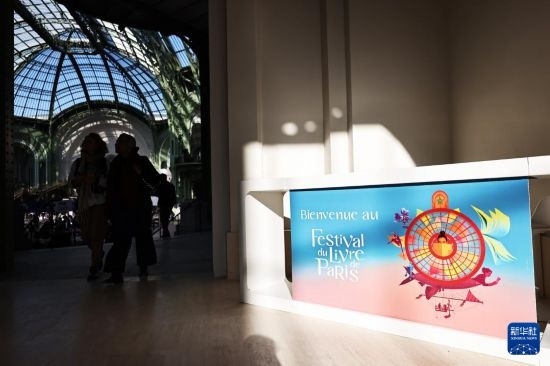 4月11日，人們在法國巴黎大皇宮參加2025巴黎書展。新華社記者 高靜 攝