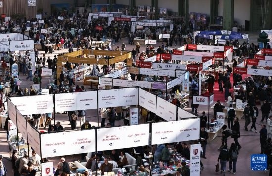 4月11日，人們在法國巴黎大皇宮參加2025巴黎書展。新華社記者 高靜 攝