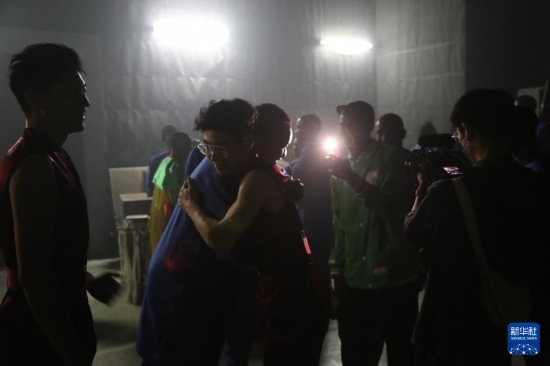 4月10日，在塞內(nèi)加爾首都達(dá)喀爾的國家大劇院，中央音樂學(xué)院進(jìn)擊打擊樂團成員與塞內(nèi)加爾杜杜·恩迪亞耶·羅斯打擊樂團成員在演出后臺擁抱。新華社記者 司源 攝