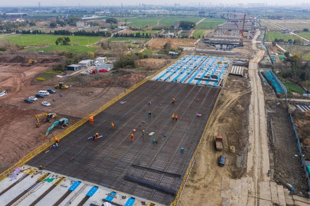 3月7日，在524國道秀洲王江涇至新塍公路工程TJ02標(biāo)段，作業(yè)人員正在進行60米鋼混組合梁現(xiàn)澆橋面板鋼筋焊接及綁扎作業(yè)（無人機照片）。新華社記者 徐昱 攝