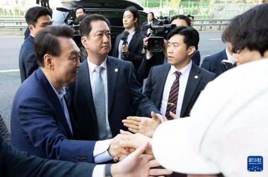 4月11日，韓國前總統(tǒng)尹錫悅（左一）在離開首爾漢南洞官邸時與支持者握手。新華社發(fā)（全休相攝）