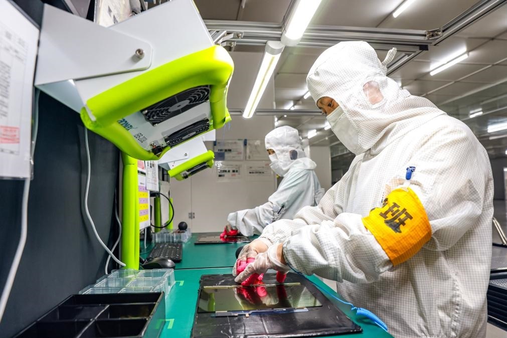 3月27日，在位于寧夏賀蘭工業(yè)園區(qū)的湯姆森電氣有限公司生產(chǎn)車間內(nèi)，工作人員制作硅膠絕緣護套。新華社記者 楊植森 攝