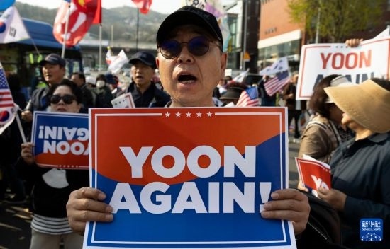 4月11日，在韓國首爾漢南洞官邸附近，支持者為韓國前總統(tǒng)尹錫悅送行。新華社發(fā)（全休相攝）