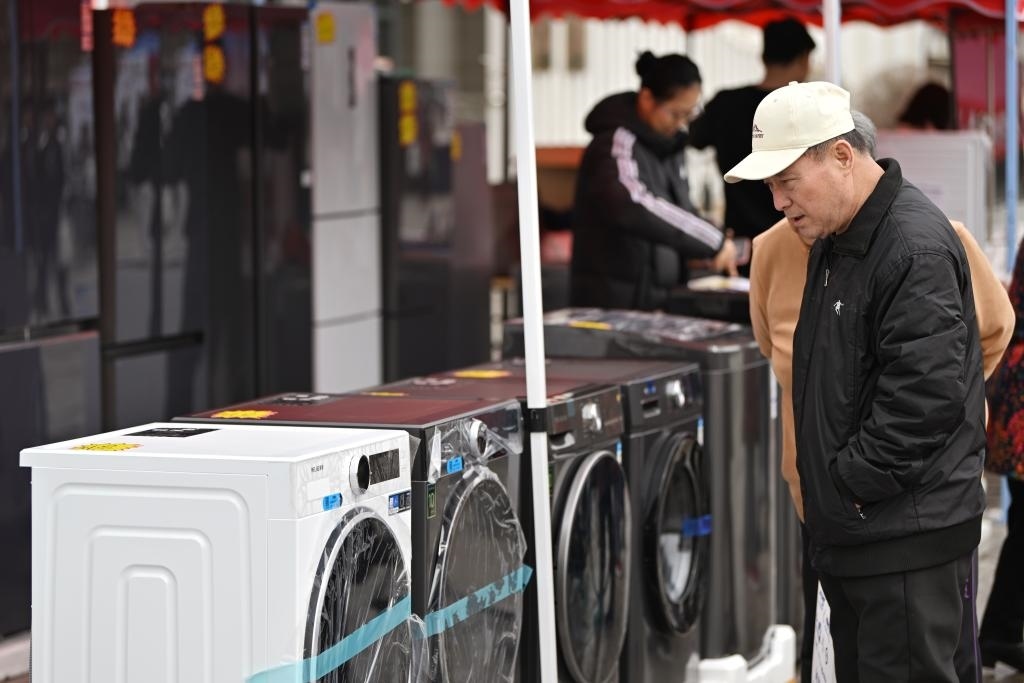 3月28日，天津市北辰區(qū)舉行2025年消費品以舊換新惠民服務(wù)活動，吸引眾多市民前來選購。新華社記者 李然 攝