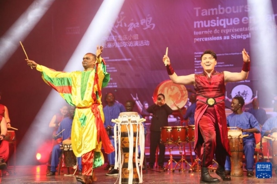 4月10日，在塞內(nèi)加爾首都達(dá)喀爾的國家大劇院，中央音樂學(xué)院進(jìn)擊打擊樂團與塞內(nèi)加爾杜杜·恩迪亞耶·羅斯打擊樂團同臺演出。新華社記者 司源 攝