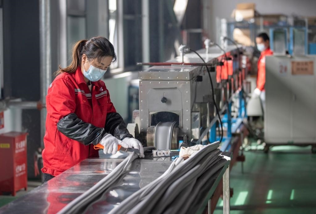 3月27日，在位于寧夏賀蘭工業(yè)園區(qū)的湯姆森電氣有限公司生產(chǎn)車間內(nèi)，工作人員制作硅膠絕緣護套。新華社記者 楊植森 攝