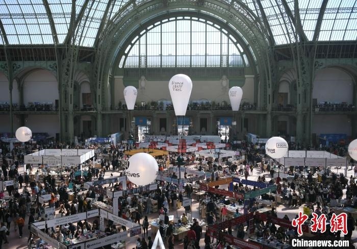 當(dāng)?shù)貢r(shí)間4月11日，2025年巴黎圖書節(jié)在巴黎大皇宮揭幕。圖為巴黎大皇宮的圖書節(jié)現(xiàn)場(chǎng)。中新社記者 李洋 攝