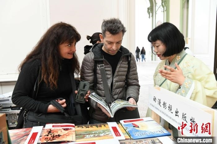 當(dāng)?shù)貢r(shí)間4月11日，2025年巴黎圖書節(jié)在巴黎大皇宮揭幕。中國(guó)出版代表團(tuán)攜千余種中國(guó)精品圖書亮相展會(huì)。 中新社記者 李洋 攝