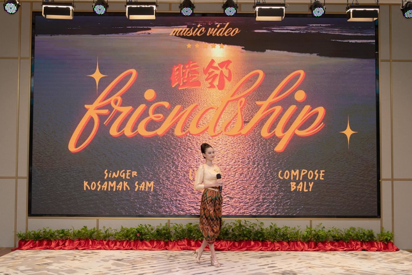 柬埔寨歌手珂撒瑪演唱紀(jì)錄片《睦鄰·柬埔寨》主題曲。柬埔寨數(shù)字電視有限公司供圖