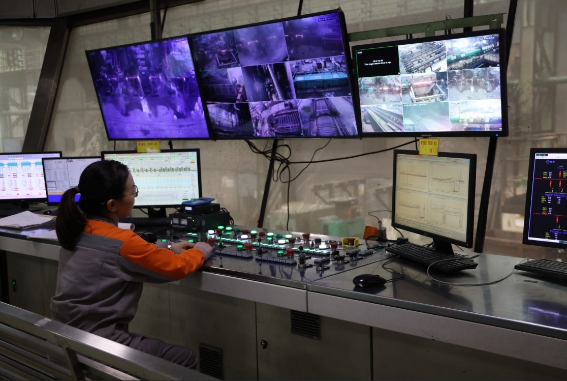 工作人員在馬中關(guān)丹產(chǎn)業(yè)園內(nèi)的聯(lián)合鋼鐵生產(chǎn)車間內(nèi)工作。（人民日報記者楊一 攝）