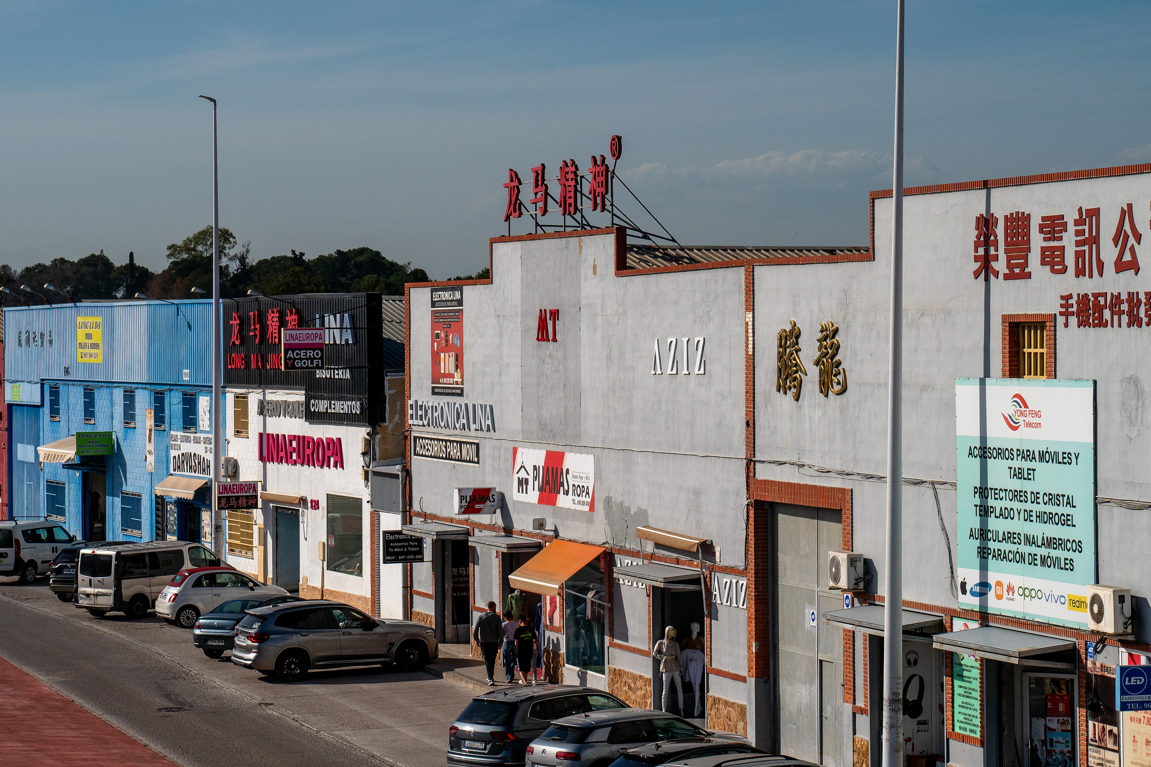 當?shù)貢r間2025年4月10日，西班牙瓦倫西亞國際機場附近的中資批發(fā)零售商店。